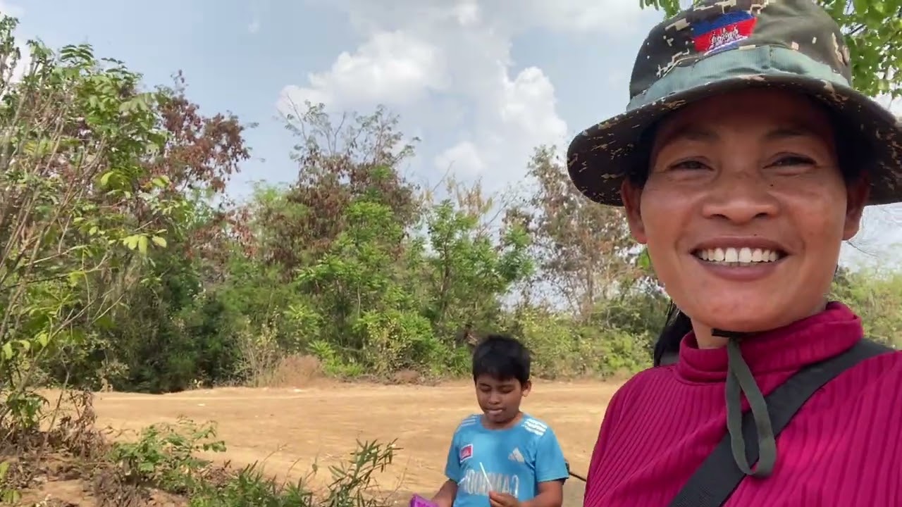 ទៅវាលស្រែបេះអំពិលផ្អែម I went to the fields to pick sweet tamarind.