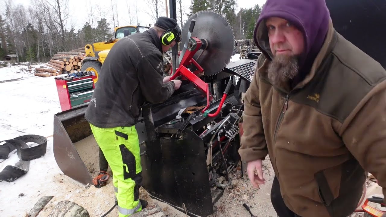 Kolme miestä korjaa klapikonetta. Lähes editoimaton korjausvideo | Sorry, no subtitles