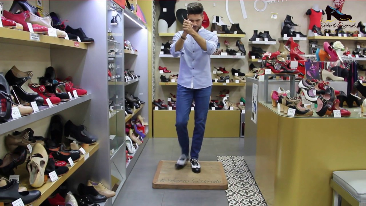 Alberto El Romero prueba zapatos para el programa Tierra de Talento