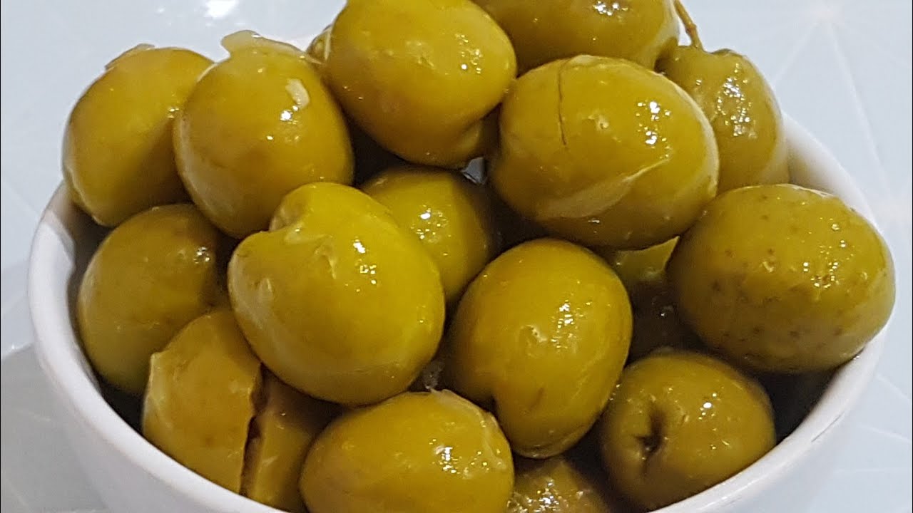 معلقة صغيرة تجعل #الزيتون  بهذا اللون  4معالق طعام تجعله صامدا لعام كامل @eamalcham