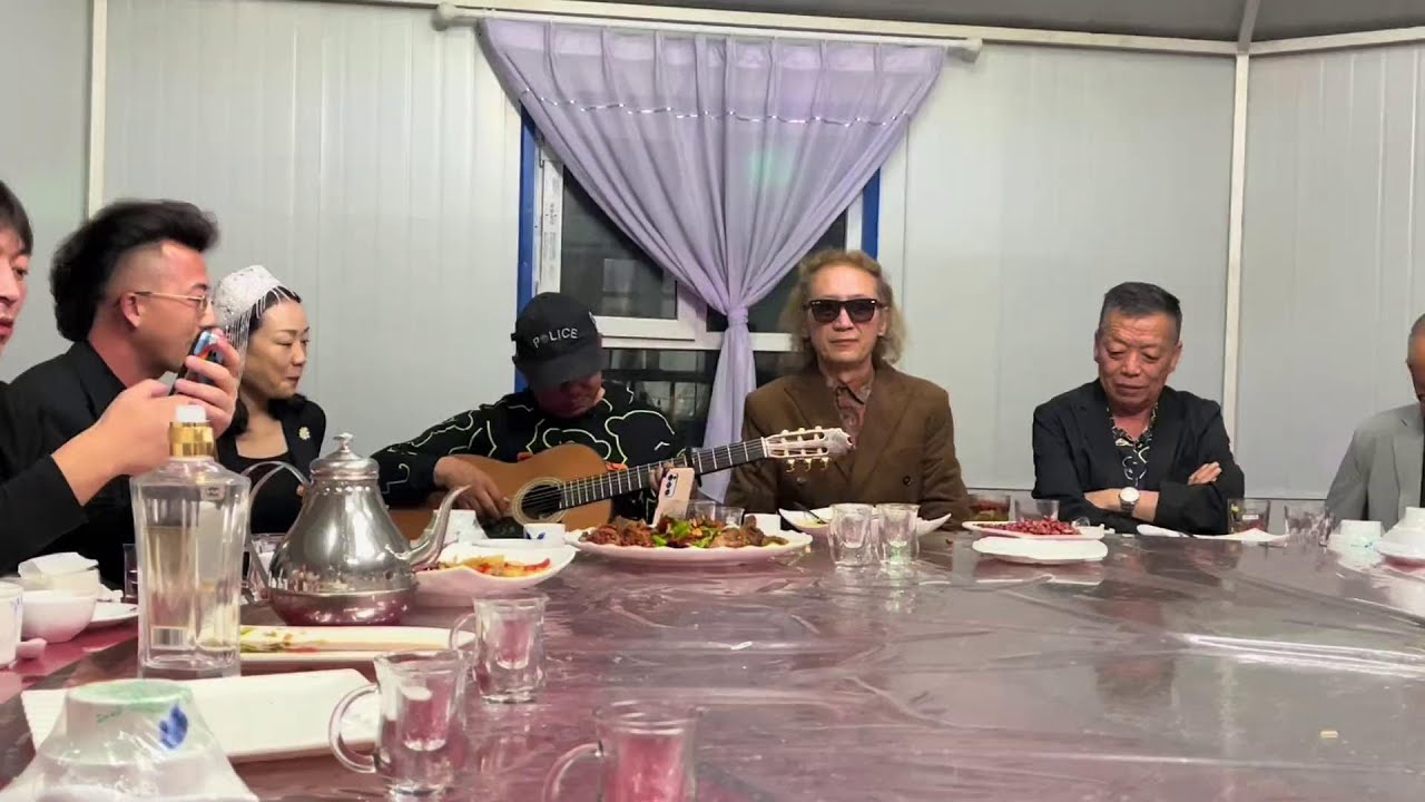 《苹果香》原创狼戈老师亲临现场，马能能你又成功抢镜了😂 #团队精神 #狼戈老师亲临现场 #苹果香#吉他教学#拇指吉他