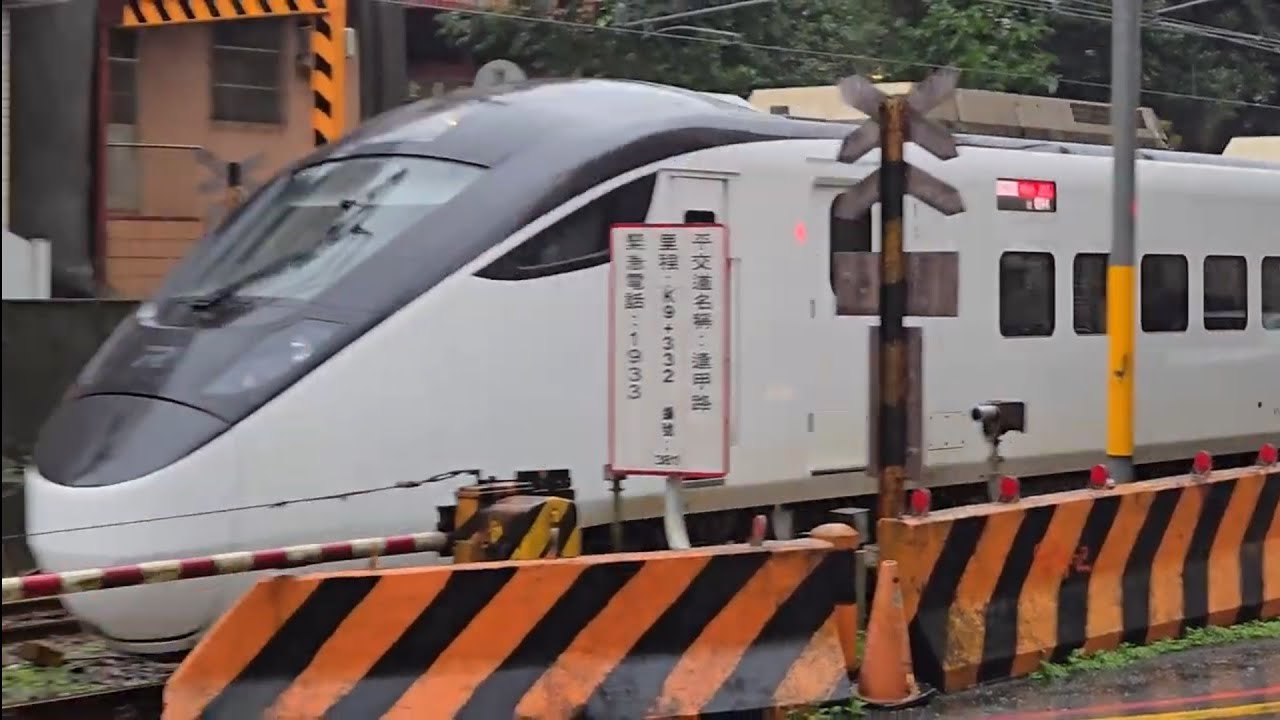211次花蓮發車開往樹林EMU3000型十二輛編組EMU3022皮蛋豆腐騰雲號綠色帶新城際自強號列車，和280次斗六開往花蓮EMU3000型十二輛編組EMU3041皮蛋豆腐騰雲號藍色帶新城際自強號列車