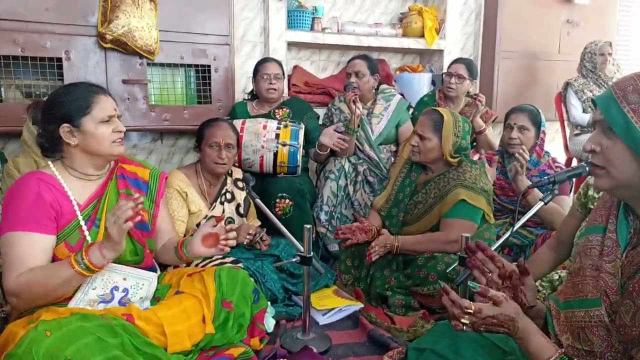 गोपियाँ मैया से क्या कहती है सुनिये इस भजन में 😃मैया तुम्हारो लाला बड़ों ढीट है जी#gangamaiya28