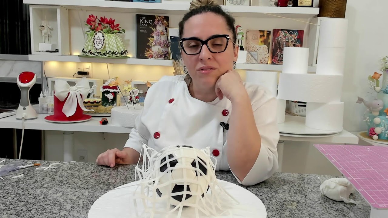 Fazendo uma Bola de Futebol // Confeitaria Artística com Poliana Simão