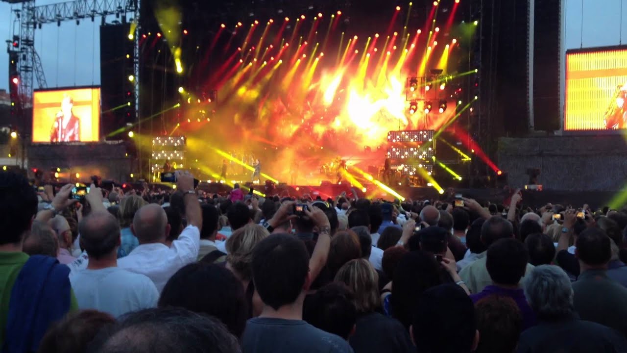 Johnny Hallyday Tournée 2012 - Intro + Allumez le feu