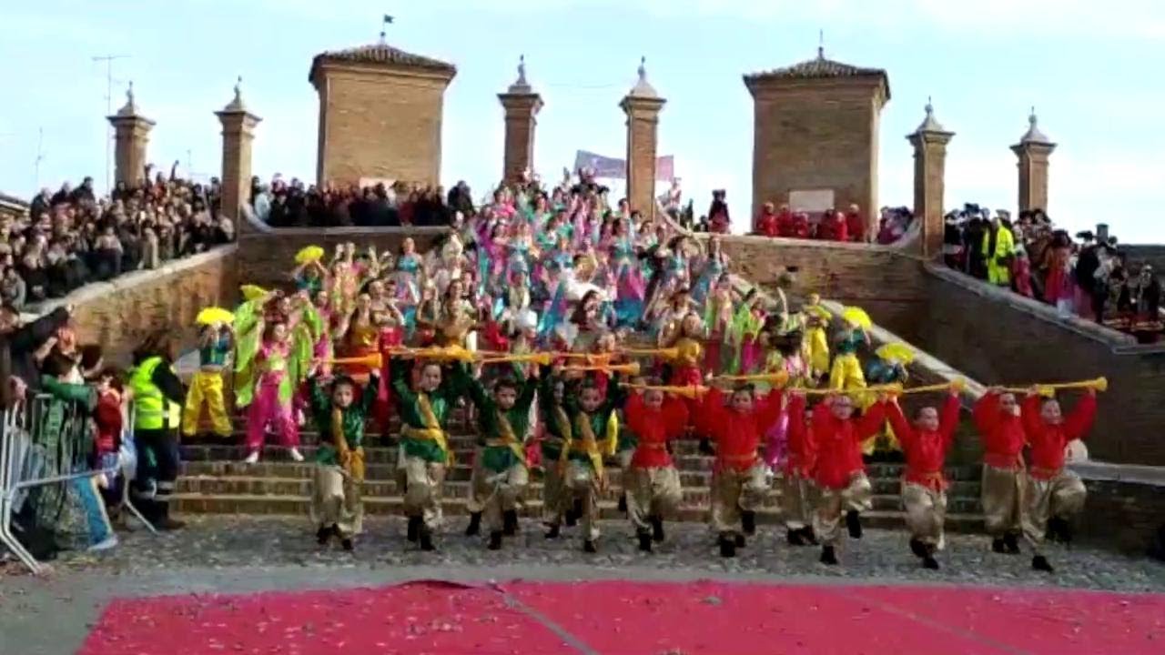 Comacchio, il Carnevale sull'acqua parte alla grande