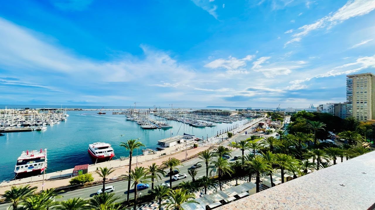 2-storey penthouse to renovate with amazing sea views and 2 parking spaces in the centre of Alicante