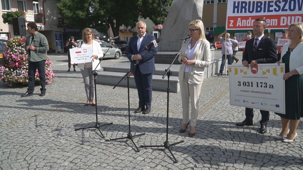 Wicepremier Sasin w Hrubieszowie wręcza promessy...