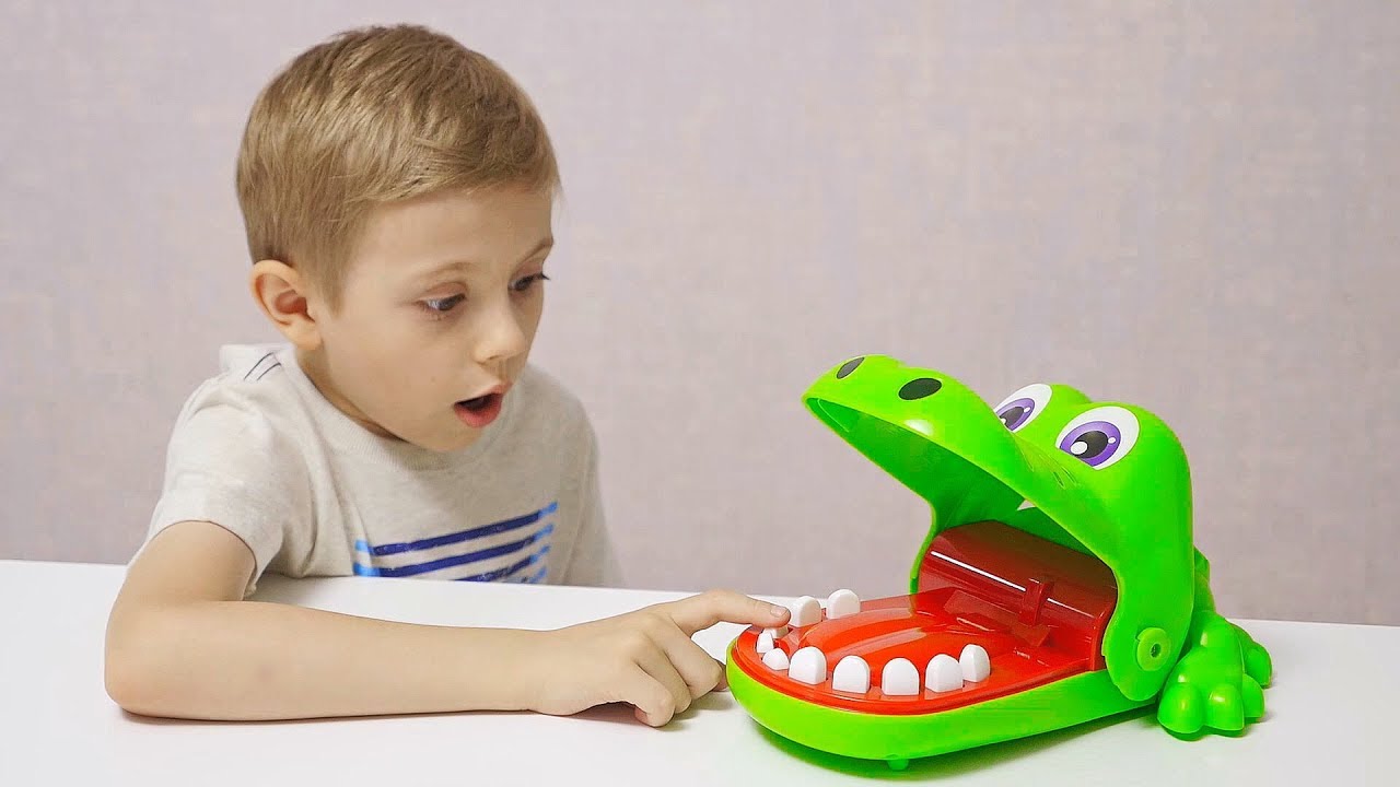 Смешной Челлендж КРОКО ДАНТИСТ для всей семьи - Весёлое видео для детей с Даником и родителями