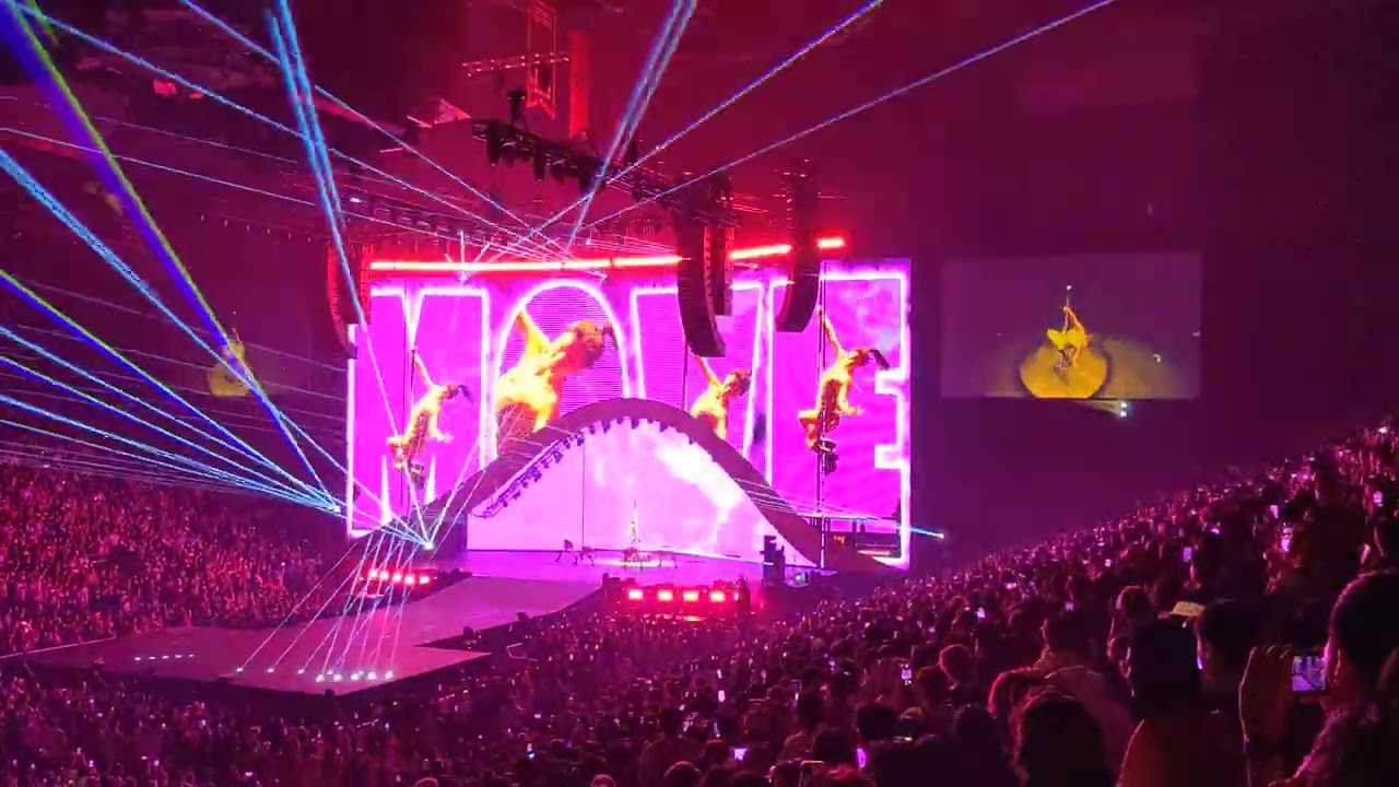 230703 TWICE in Toronto - Momo Solo MOVE