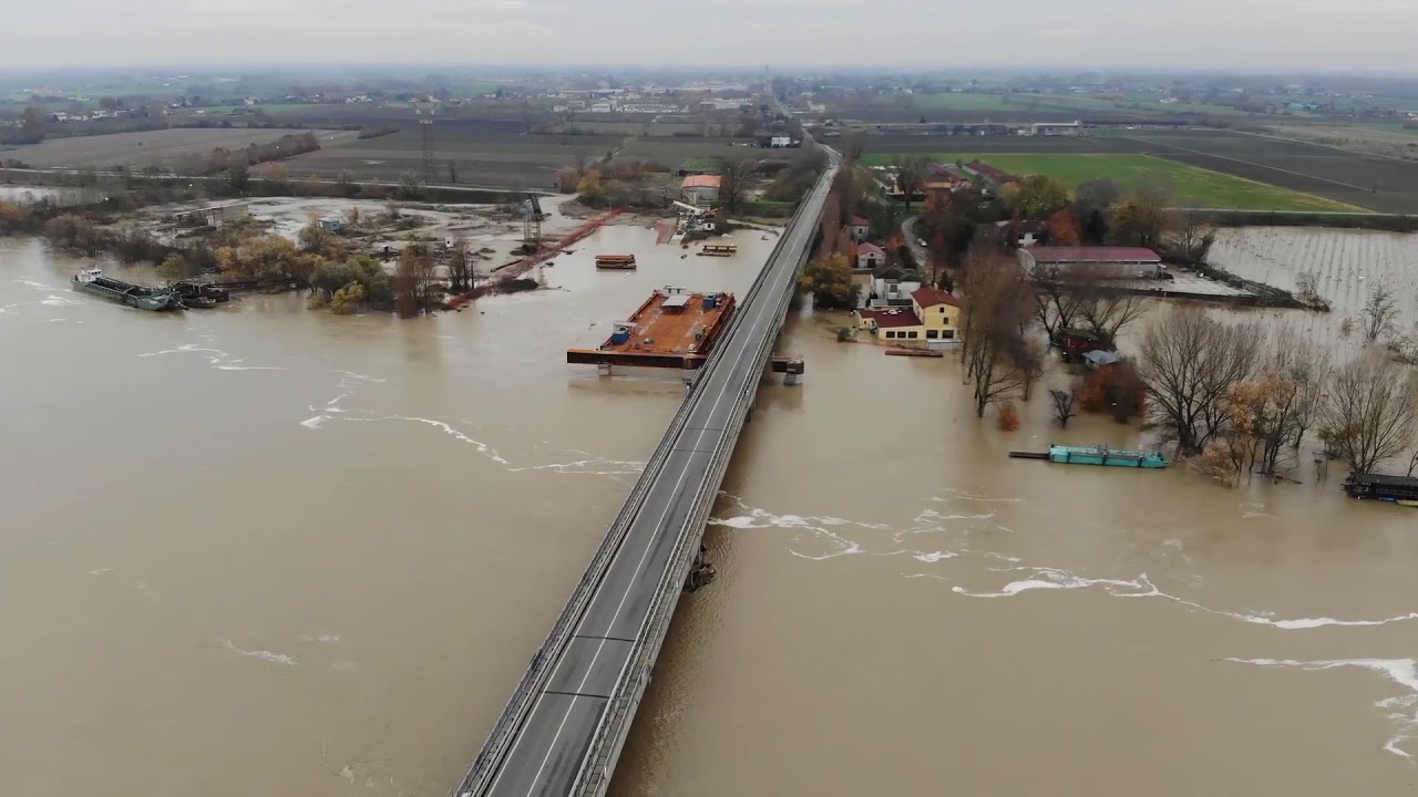 Il fiume Po in piena in provincia di Mantova