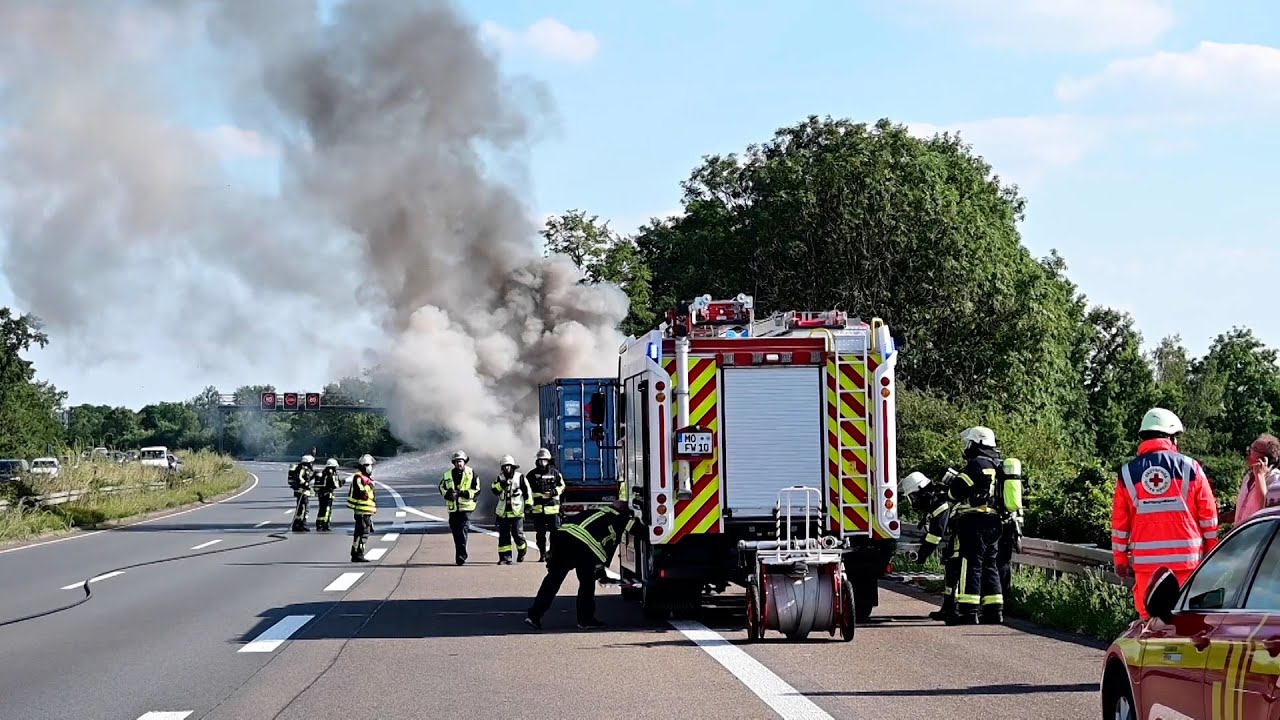 18 Tonnen Gefahrgut an Board | LKW Brand legt A57 bei Krefeld lahm