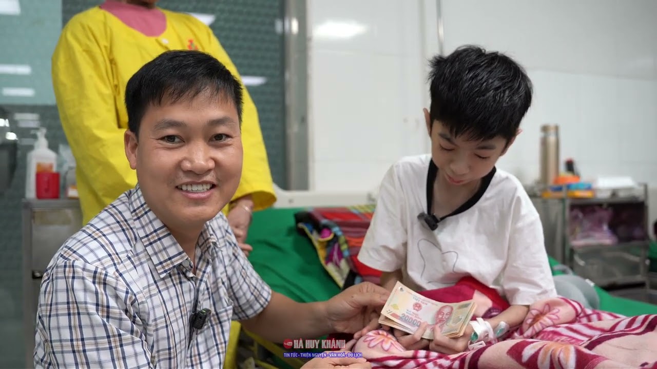 Thăm lại cháu trai mồ côi cha, mẹ đi lấy chồng mới ở Bệnh viện sản nhi Nghệ An.