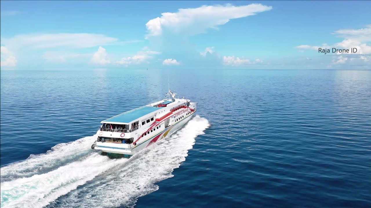 Kapal Cepat Express Bahari 7E Raja Ampat  Sorong saat Bertolak dari Pelabuhan Laut Kota Waisai Papua