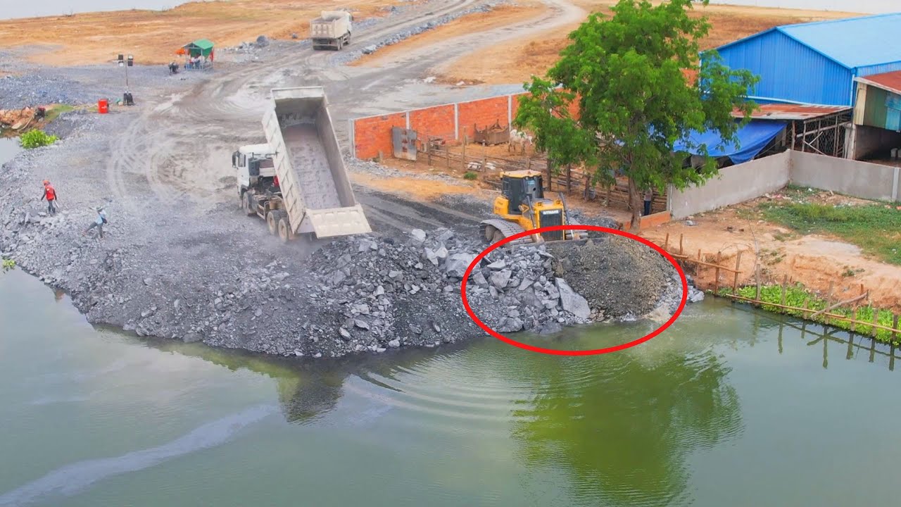 Best Action Machinery ! Shantui Dozer Push Stones With 25T Dump Truck Loading Stones New Road Build