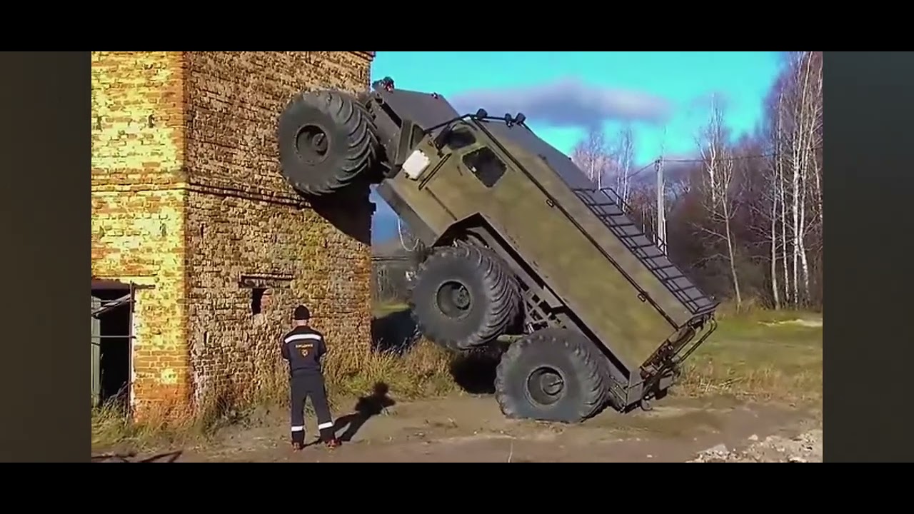 Вездеход штурмует стену