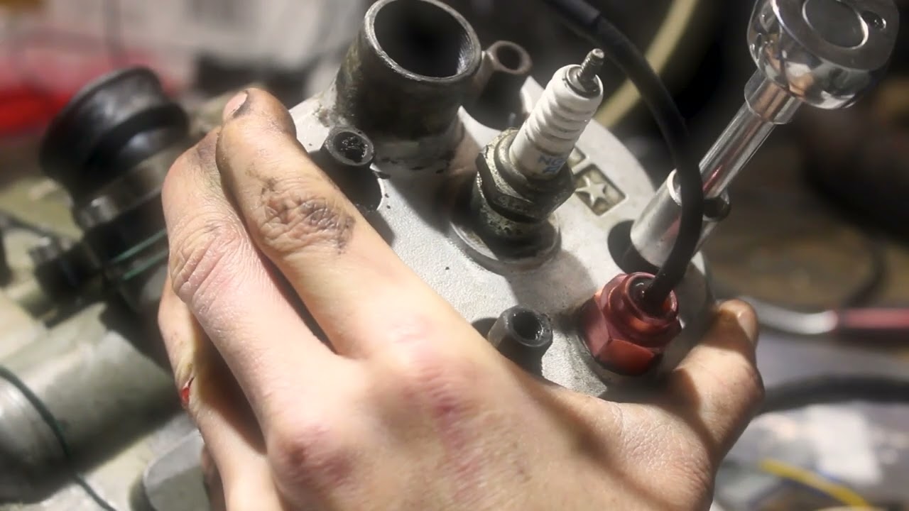 Derbi tjoening Pt3 zuiger warmgelopen, custom koelslangen | Derbi Senda Build