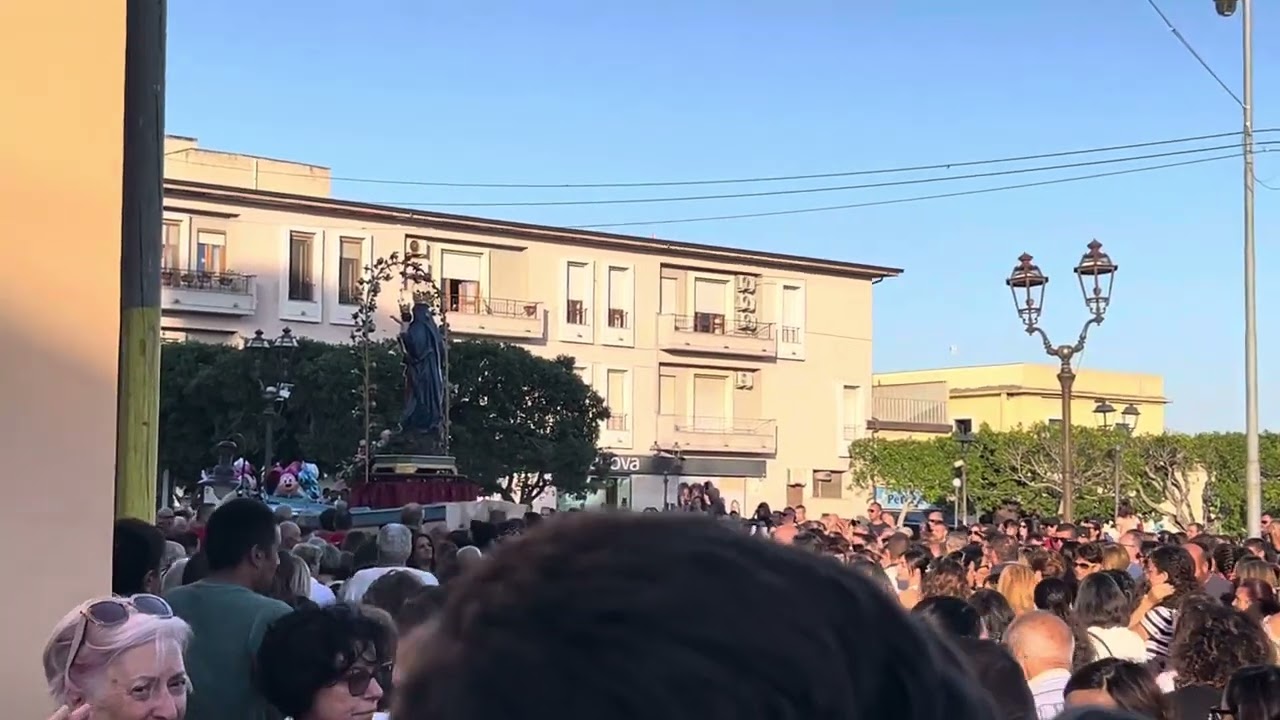 L’uscita dalla Chiesa di Portosalvo di Maria Santissima di Portosalvo per la processione stradale.