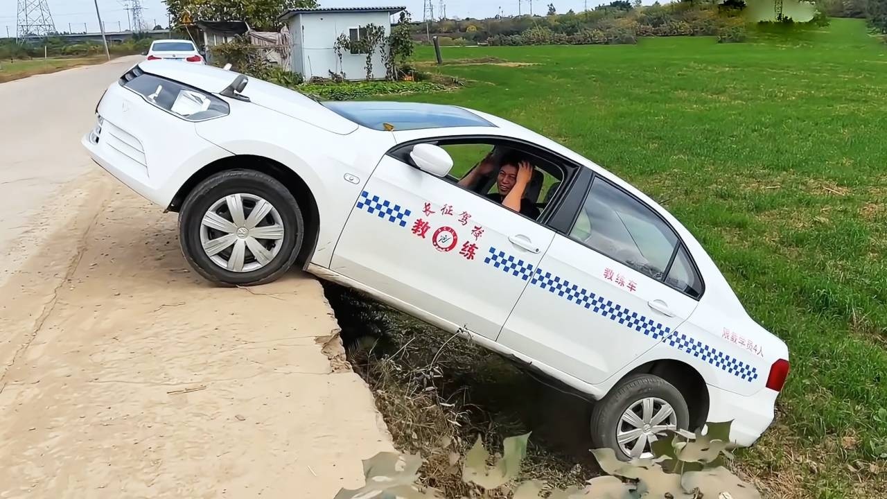 Reversing Off The Curb, An Experienced Driver Uses A Clever Trick To Save Himself