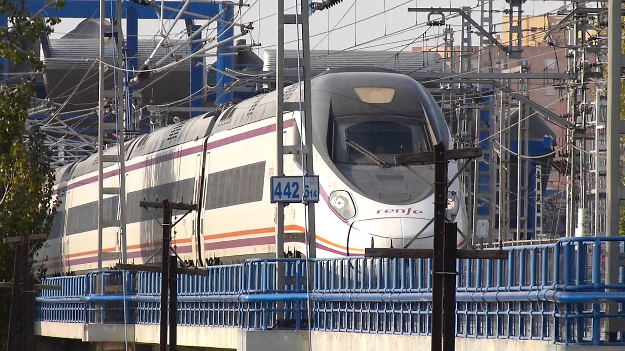 RENFE S 114 AVANT SALIENDO DE LLEIDA