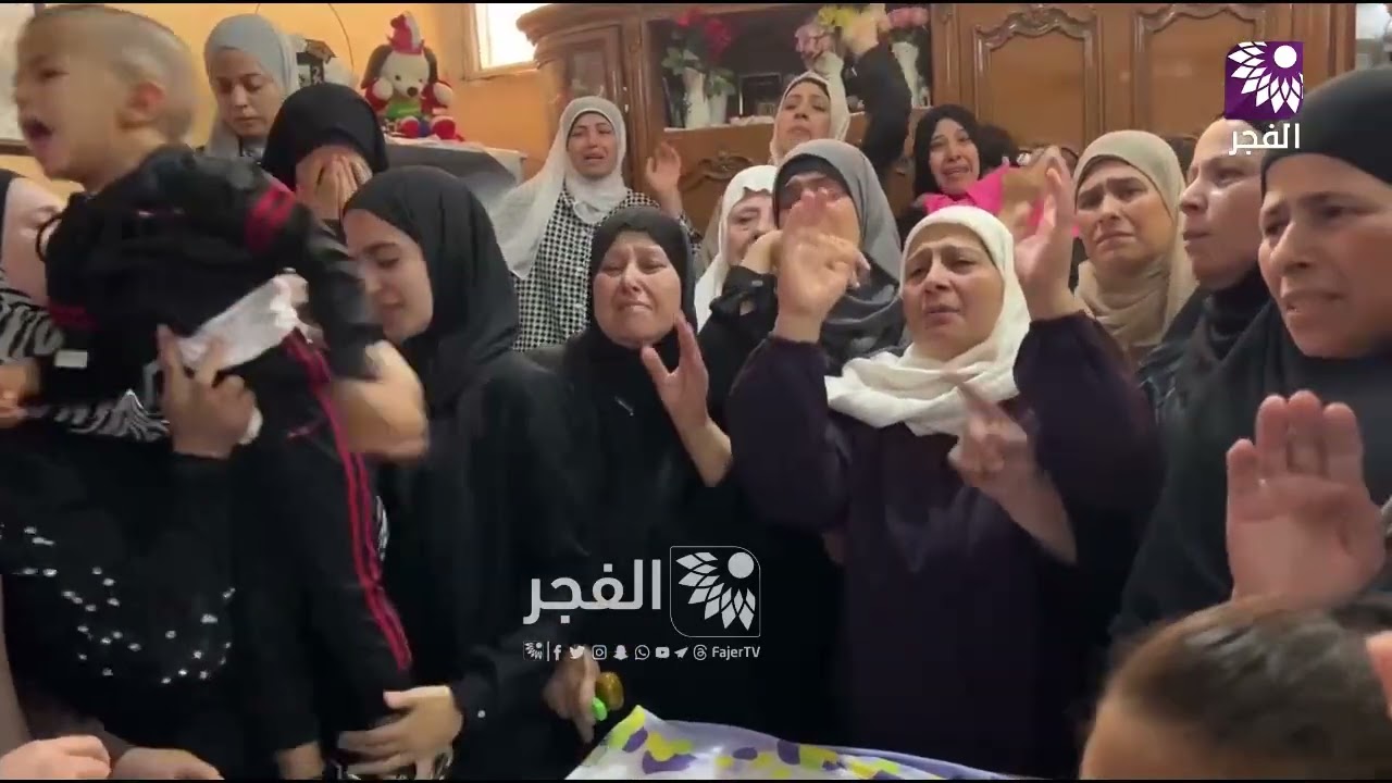 جانب من وداع عصام الصلاج قبل تشييعه في مخيم بلاطة شرق نابلس.
