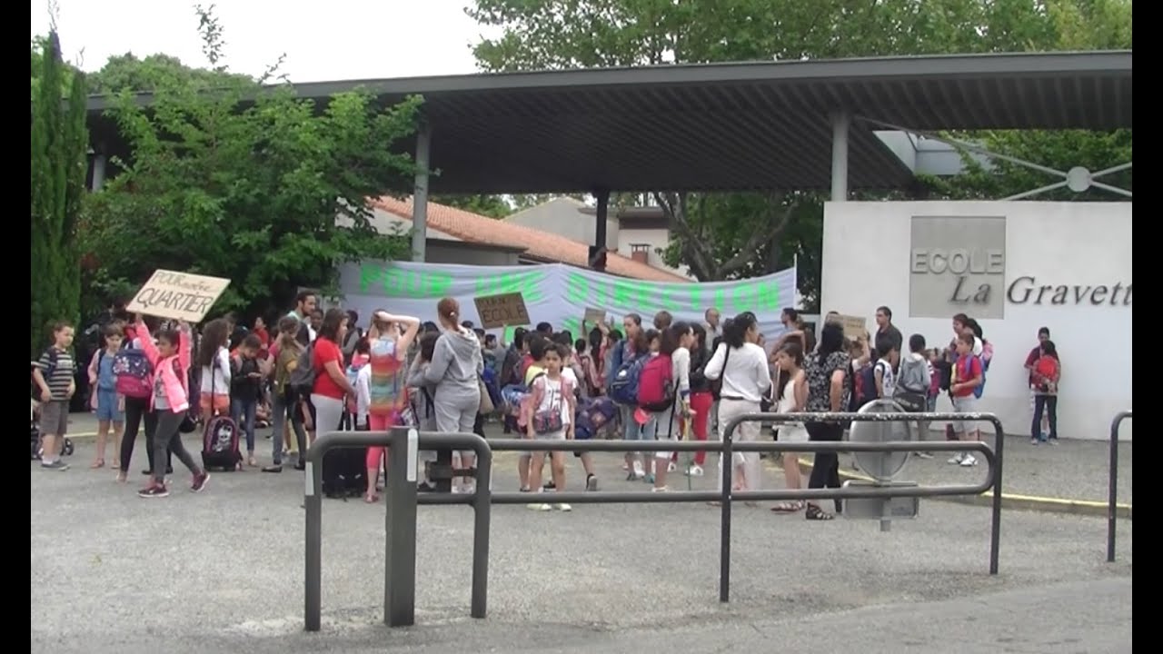 Les parents d'élèves de la Gravette bloquent l'école  :