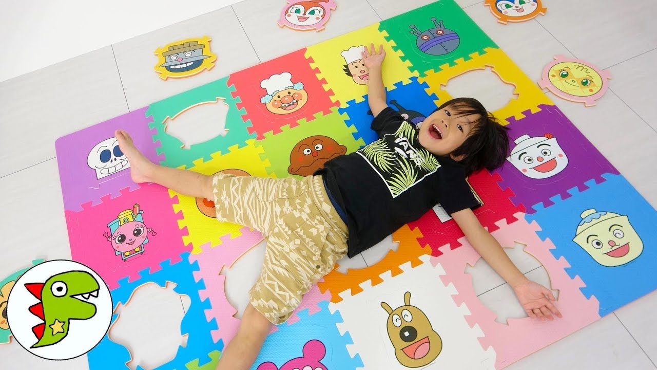 レオくんがアンパンマンのパズルで遊ぶよ！巨大なガラポンからばいきんまんたちの顔がでてくるよ！ トイキッズ