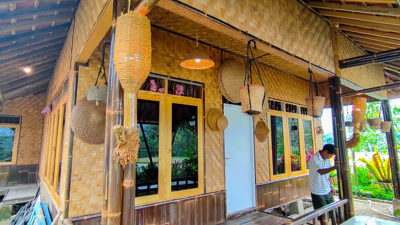 Wow..! Ada Rumah Bambu Terunik Di Kampung Cilongsong, Banyak Barang Antik Masih Di Lestariakan
