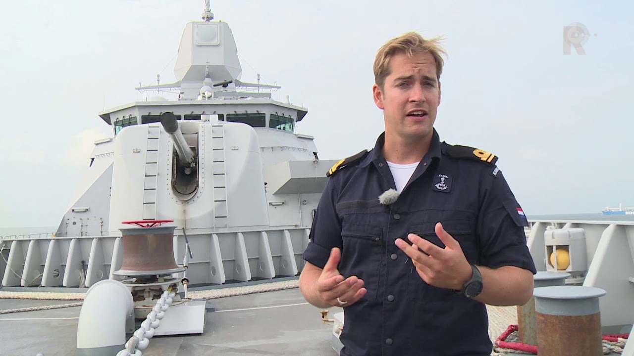 Zwaarbewapend marinefregat vaart naar Rotterdam voor de Wereldhavendagen