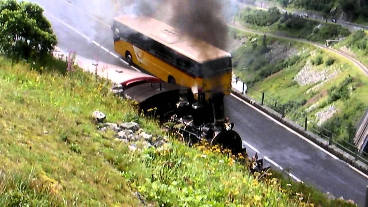 Om telolet om: Postbus begrüßt Dampfzug