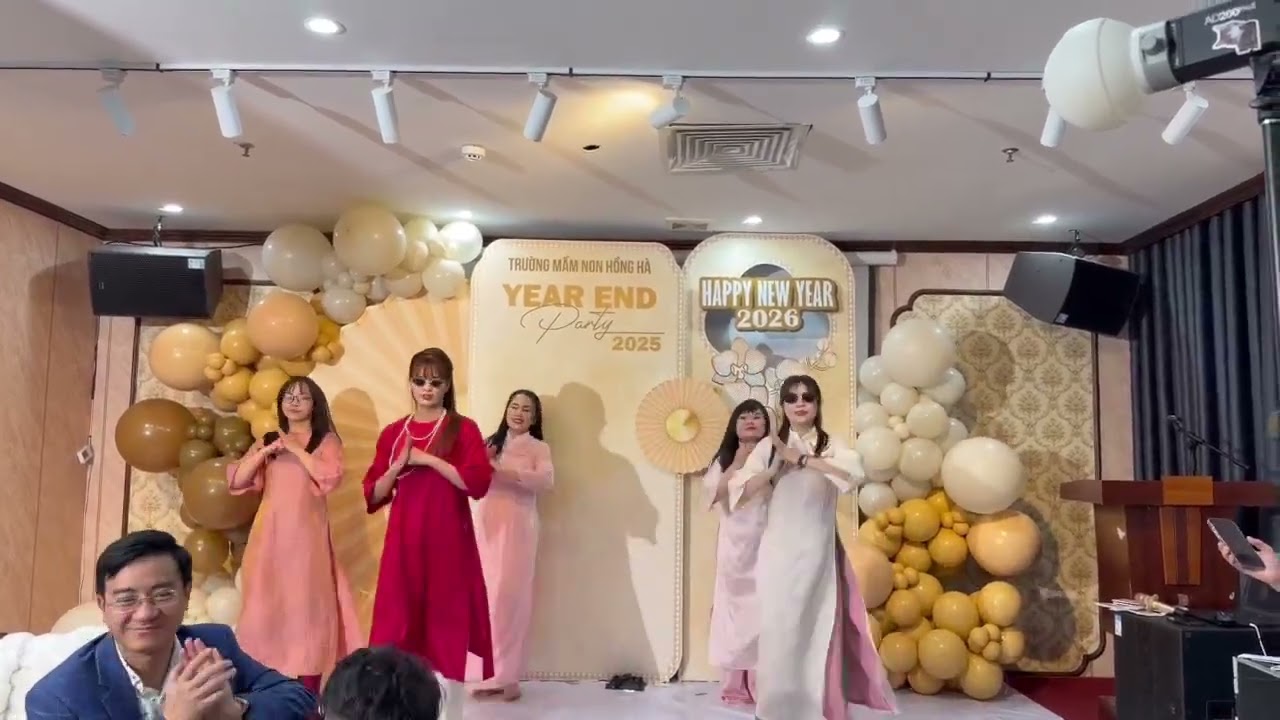 Nhảy tết bình an, con bướm xuân