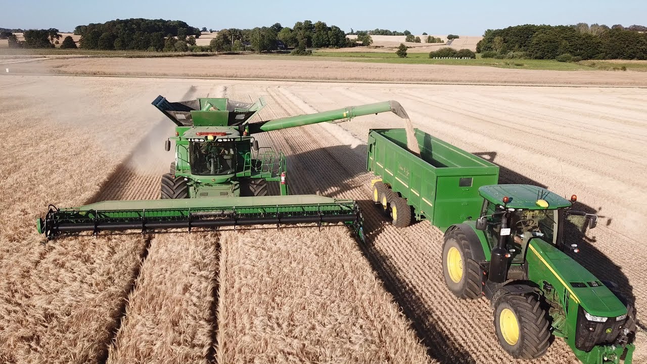 John Deere S690 Working Hard Threshing Barley | JD 8400R | Aakær Gods | Danish Agriculture