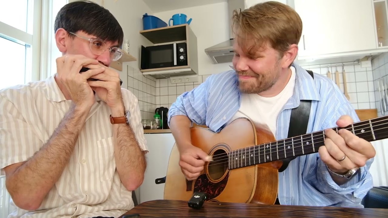 Backstage Jazz Jam - ”How high the Moon” on harmonica and guitar 