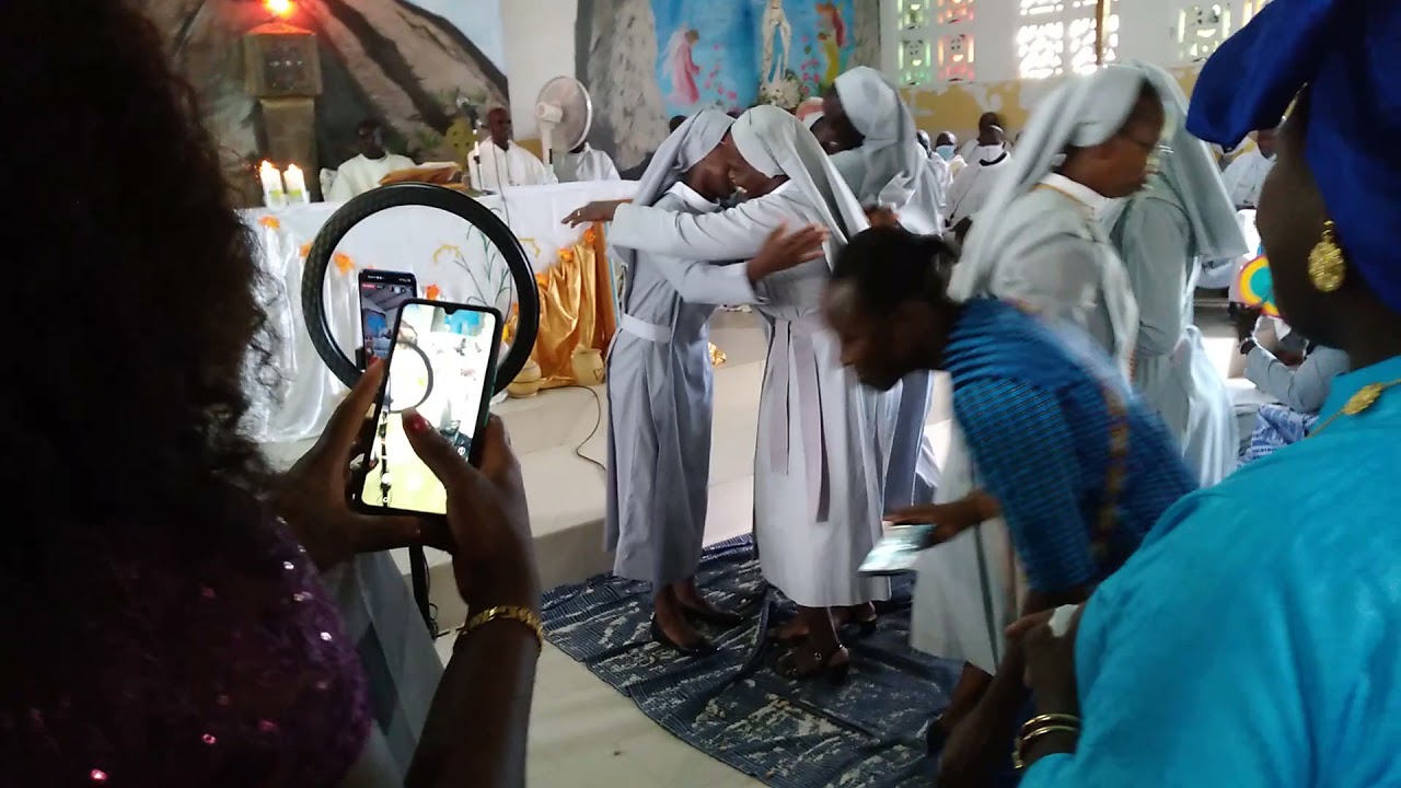 profession ďe 02 jeunes religieuses à l'église  de Diembering (3)