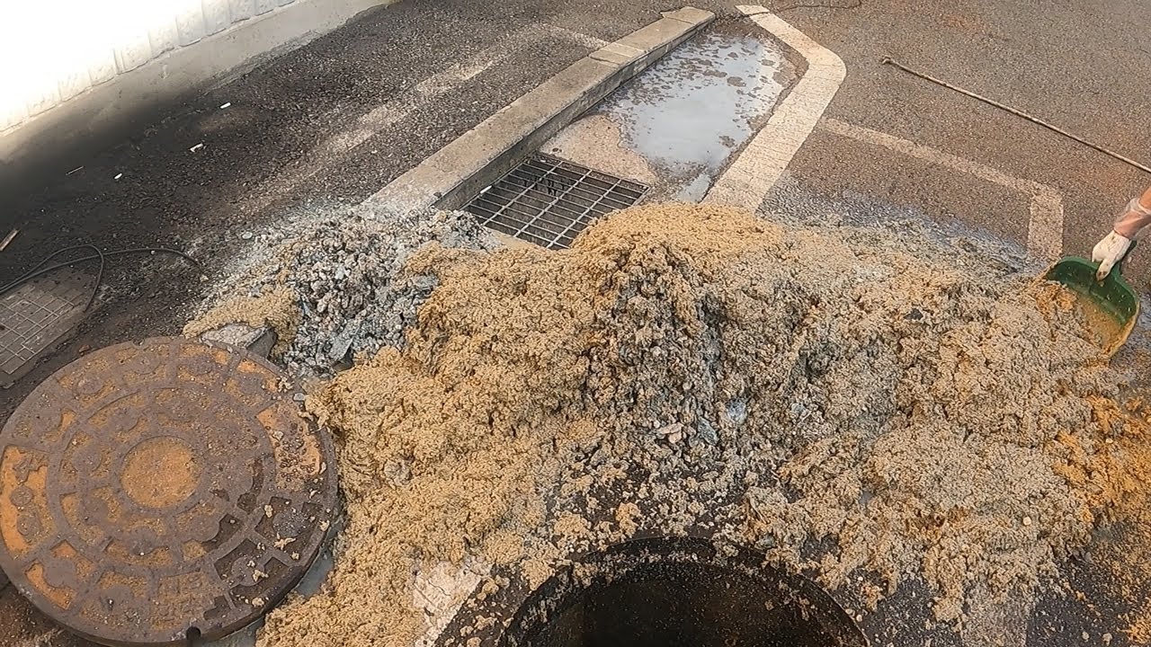 It's a combination of wet wipes and fat / fatberg