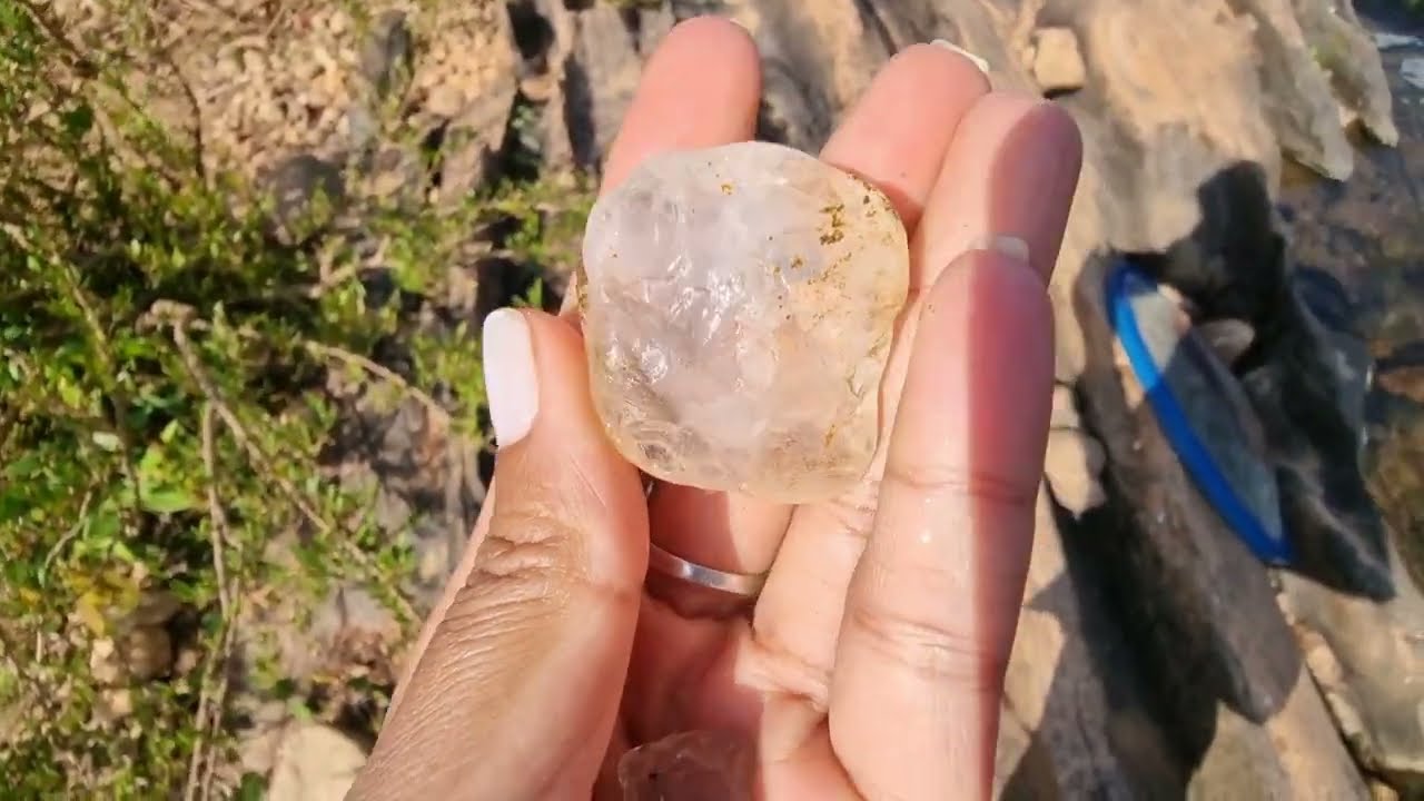 NESSE RIO TEM PEDRAS PRECIOSAS