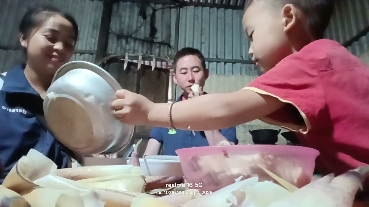 Kuv Tug Me Txiv Wb Mus Khawb Ntsuag