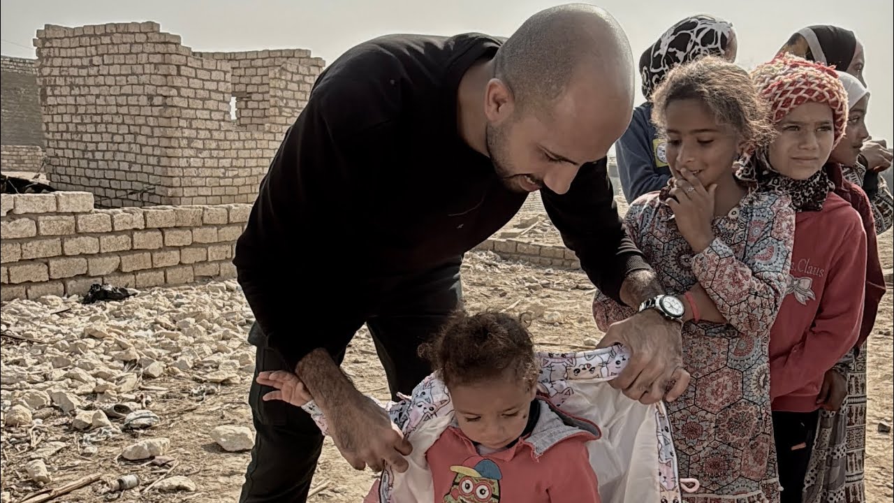 ‎فرحة الأطفال النهارده في قري الصعيد بالچواكت ملهاش وصف🥺