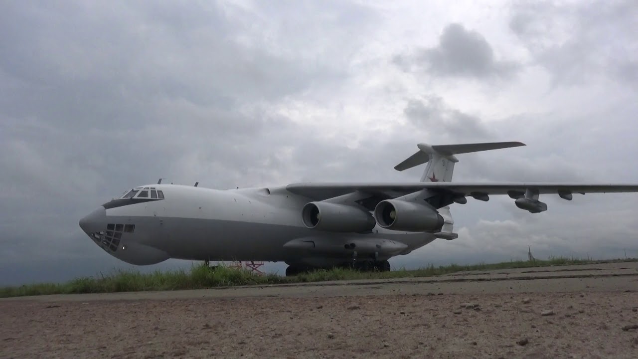 Бомбаржировщики Ту-95мс авиабазы Украинка отработали дозаправку в воздухе на малой высоте
