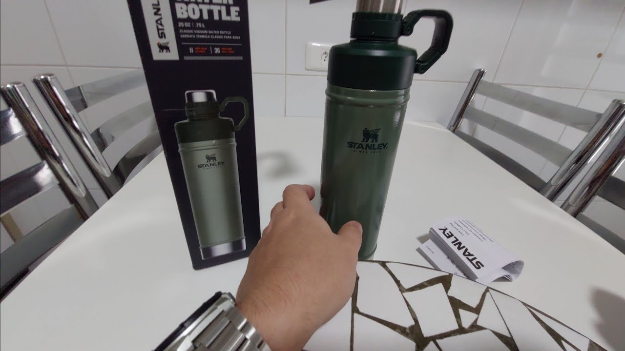 Garrafa térmica Stanley Classic Hydration 750ml Hammertone-Green (Verde martelo).