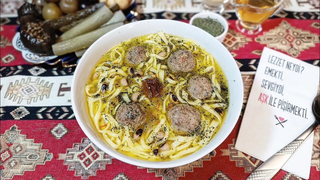 Əriştənin hazırlanması. Azərbaycan mətbəxi.