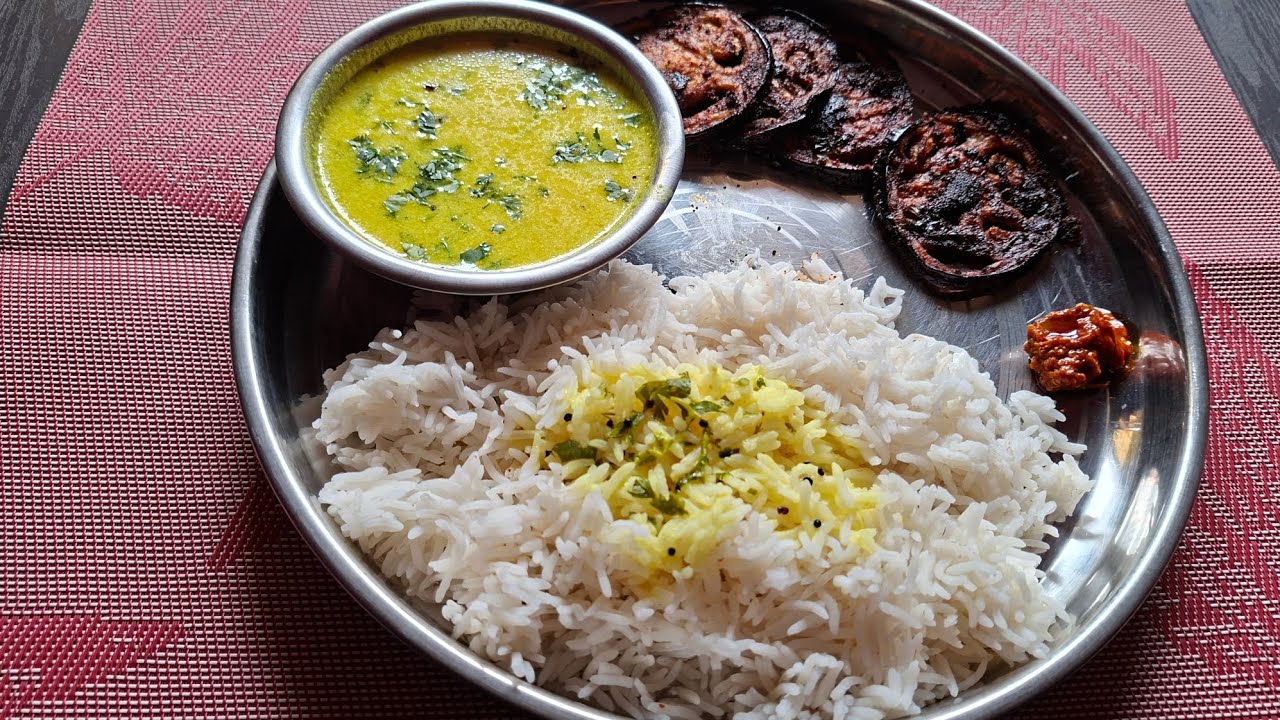 कढी,गरमागरम वाफेवरचा भात,वांग्याचे काप ( by Swad Aswad Recipe (cooking vlog)(माझ्या आवडीचा बेत)