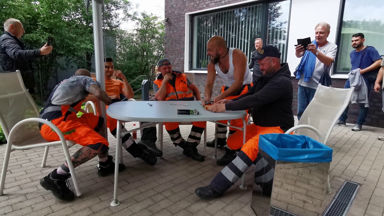 Müllmänner von der Abfallwirtschaft Region Hannover essen Surströming (schwedischer Fisch) 😂🤢