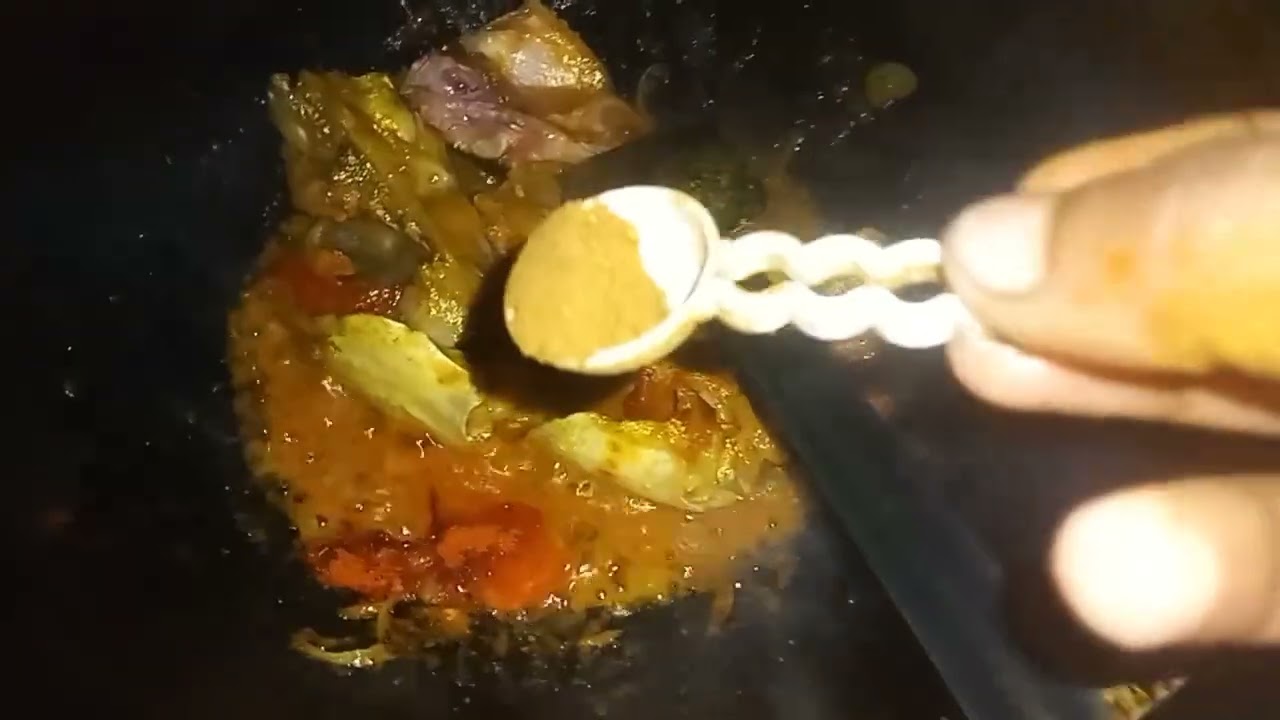 খুবি মজার একটা রেসিপি মাছের মাথা ভেঙ্গে পালন শাখ। মাজার কুকিং।