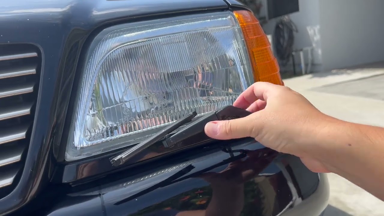 Adjusting headlight wiper on R129 Mercedes-Benz