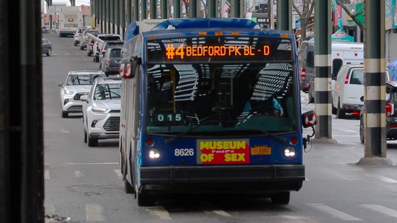 NYCT Bus: (4) Shuttle Bus Action at Jerome Avenue and Mosholu Parkway (btwn Woodlawn & Bedford Park)