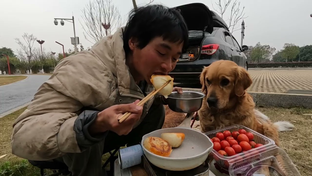 车里面不能有零食，管不住自己的嘴，又把自己给吃撑了