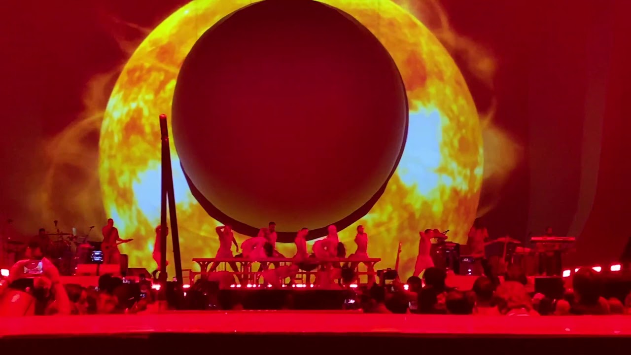 Ariana Grande - God is a woman - Live from The Sweenter World Tour