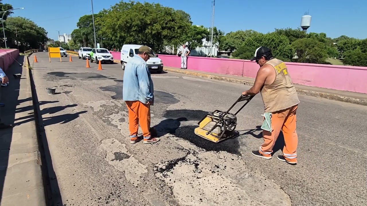 CAMINO AL 2 DE FEBRERO: BACHEO DE CALLES Y LIMPIEZA DEL RIO NEGRO, EJECUTA EL MUNICIPIO 