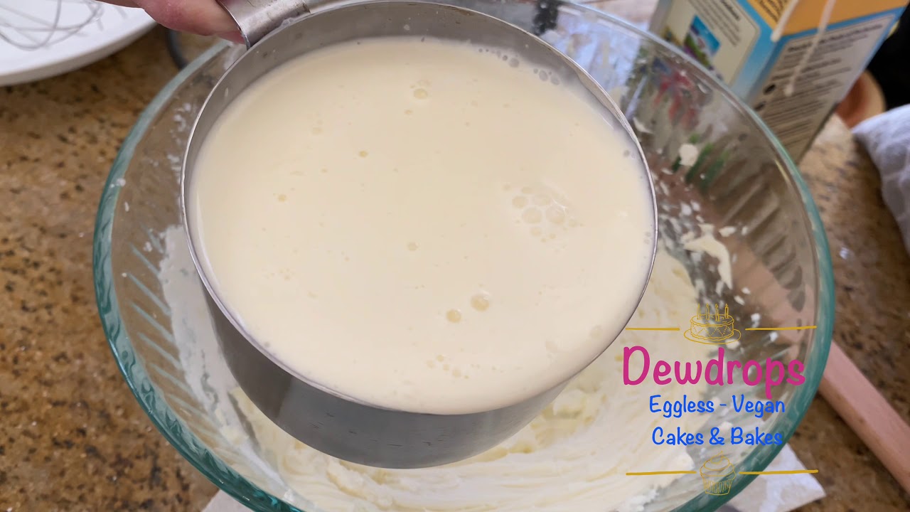 Stabilized heavy whipping cream frosting with mascarpone cheese